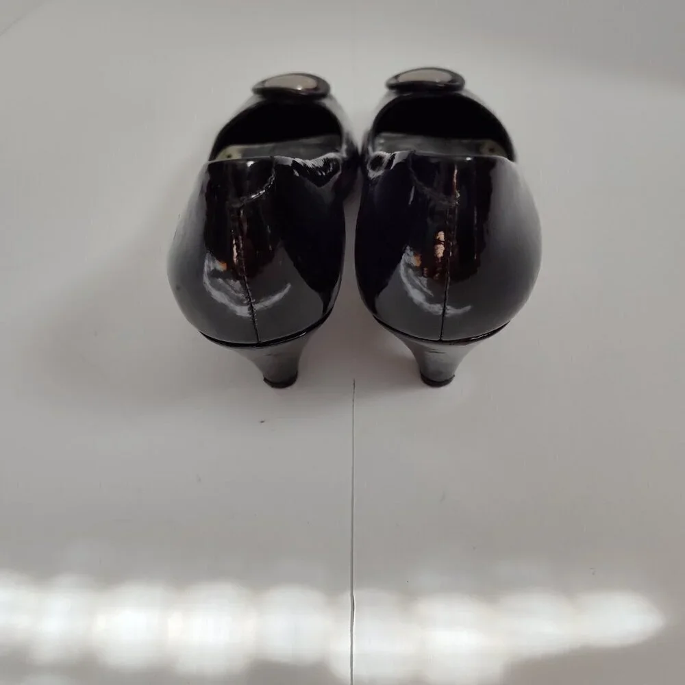 Ladies SZ 6-1/2B BCBG Black Patent Leather Pump